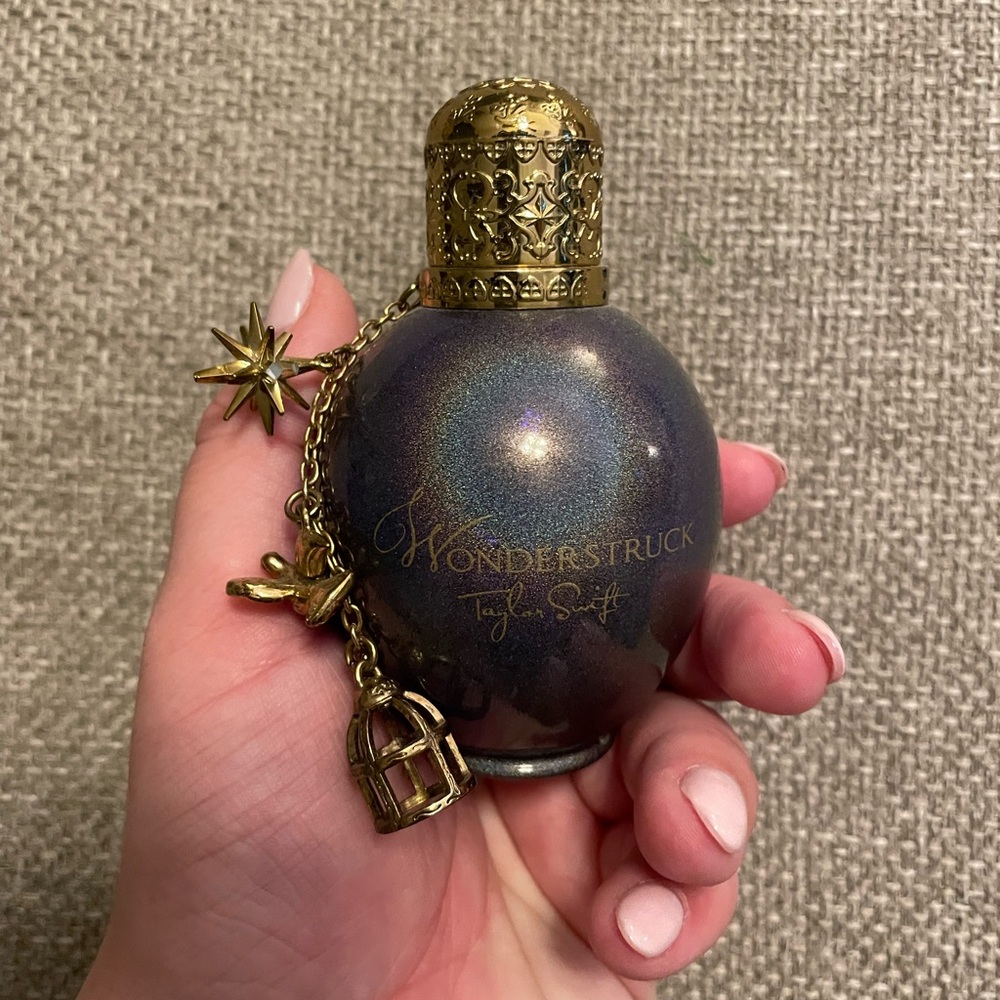 TAYLOR SWIFT WONDERSTRUCK MEMORABILIA BOTTLE - 2011